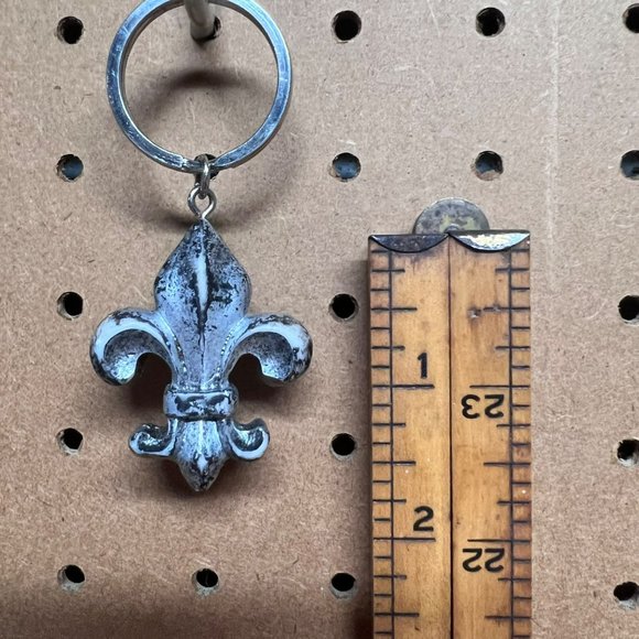 Fleur de Lis Keychain Distressed Metal Silver Colored 1.5” - Picture 4 of 5